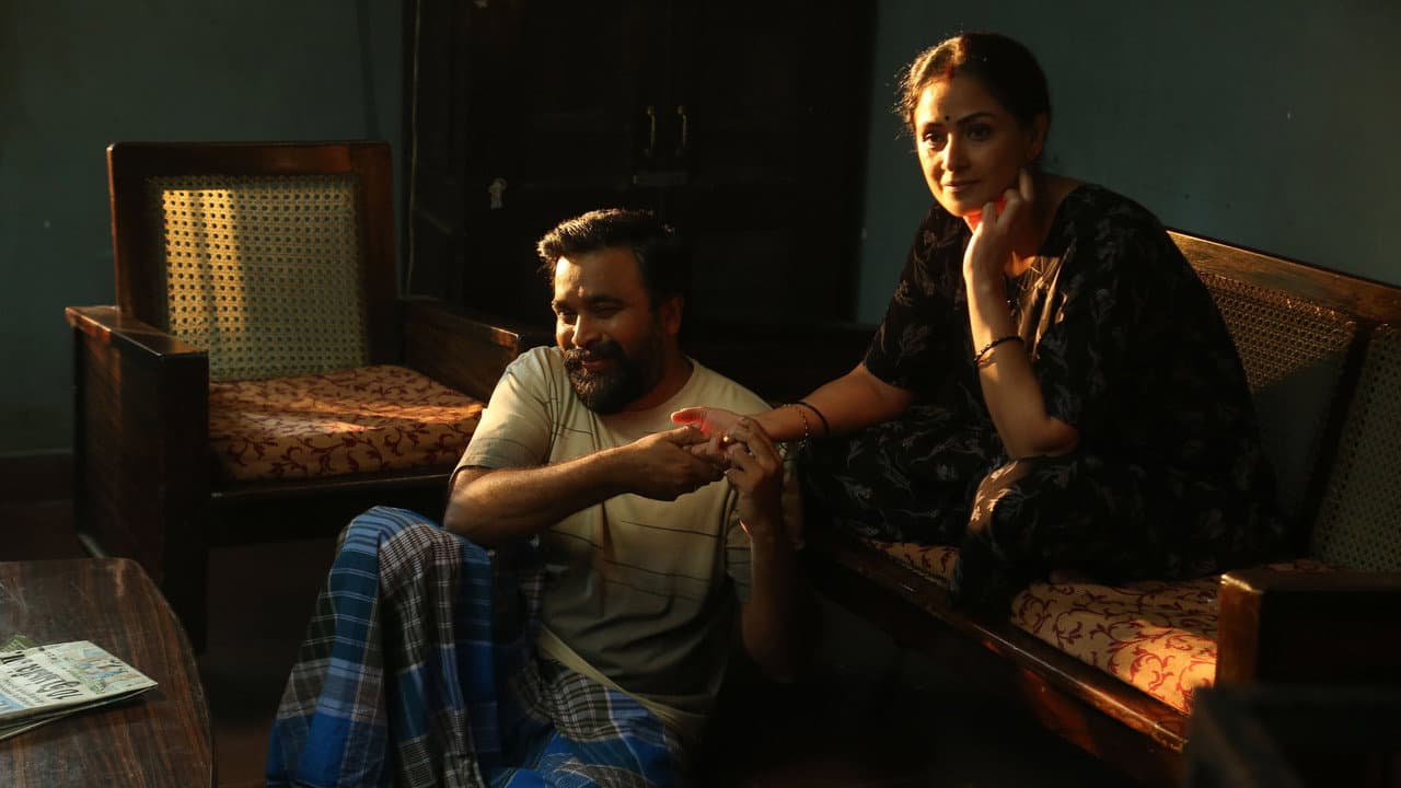 Tourist Family still 4